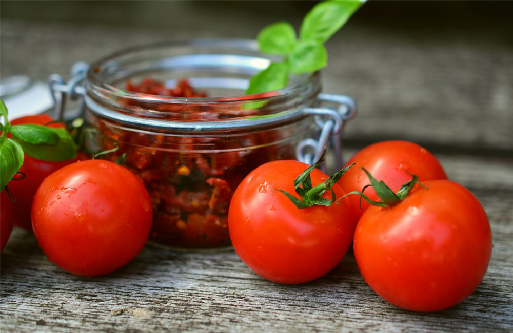 tomatoes next to sundried tomatoes